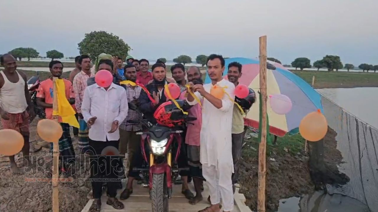  টাকা ছাড়াই পারাপার জনস্বার্থে কাঠের সেতু বানিয়ে