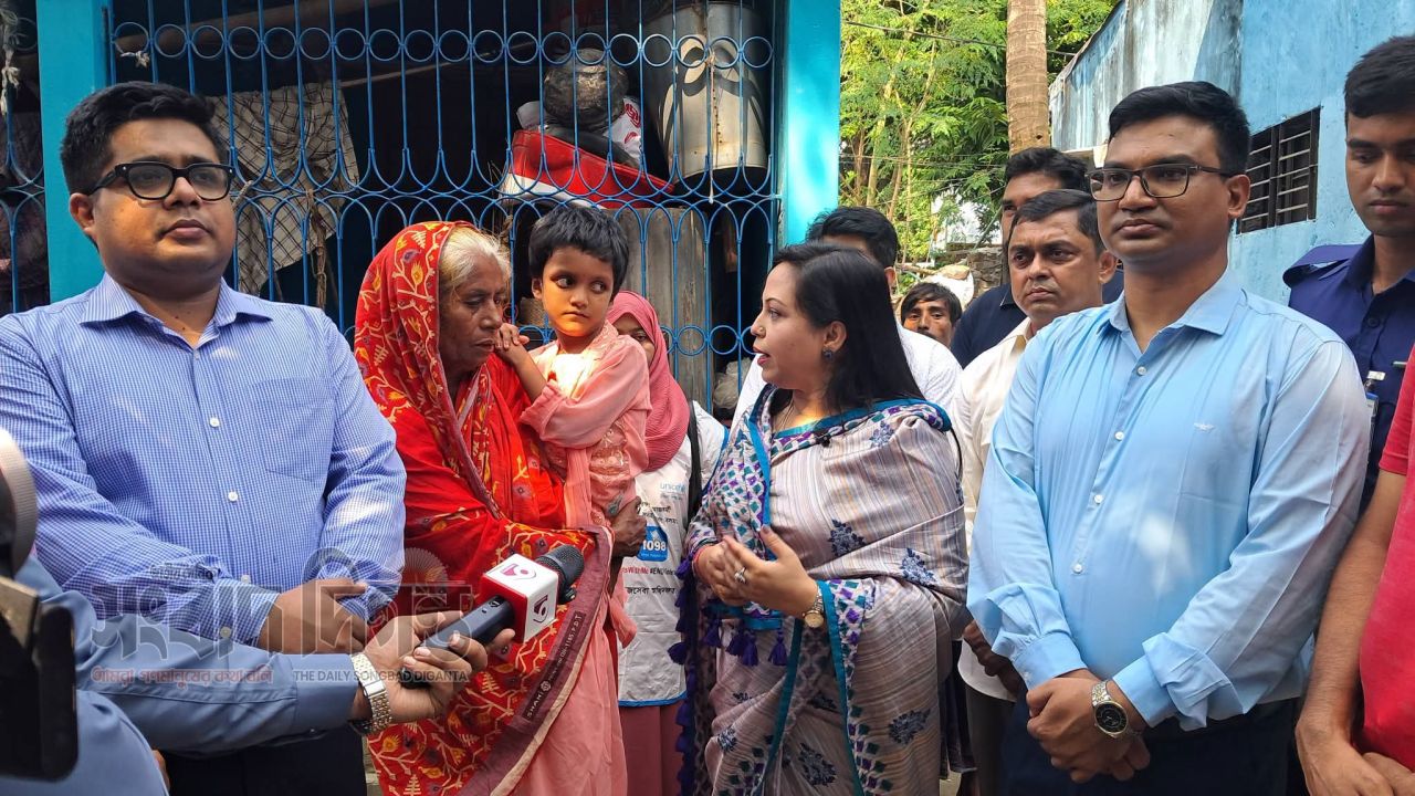বাবা-মা পাশে নেই, সোহানার অভিভাবক হয়ে এগিয়ে এলেন নরসিংদীর জেলা প্রশাসক
