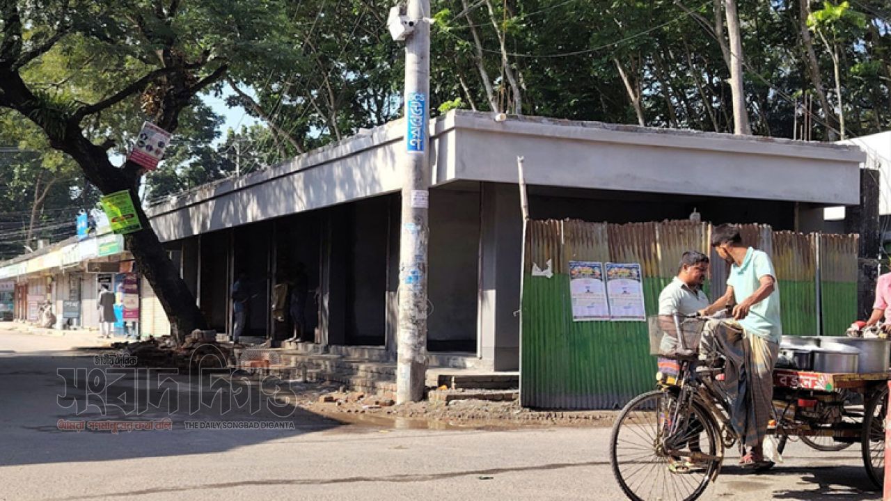 ভাঙ্গুড়া বাজার ও শরৎনগর এলাকায় রেলের শত বিঘা জমি দখল করে বিপণি বিতান ও বাসভবন নির্মাণ