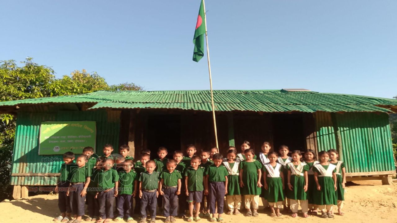 লামায় ৫ ম্রোপাড়ায় তীব্র শিক্ষার সংকট
