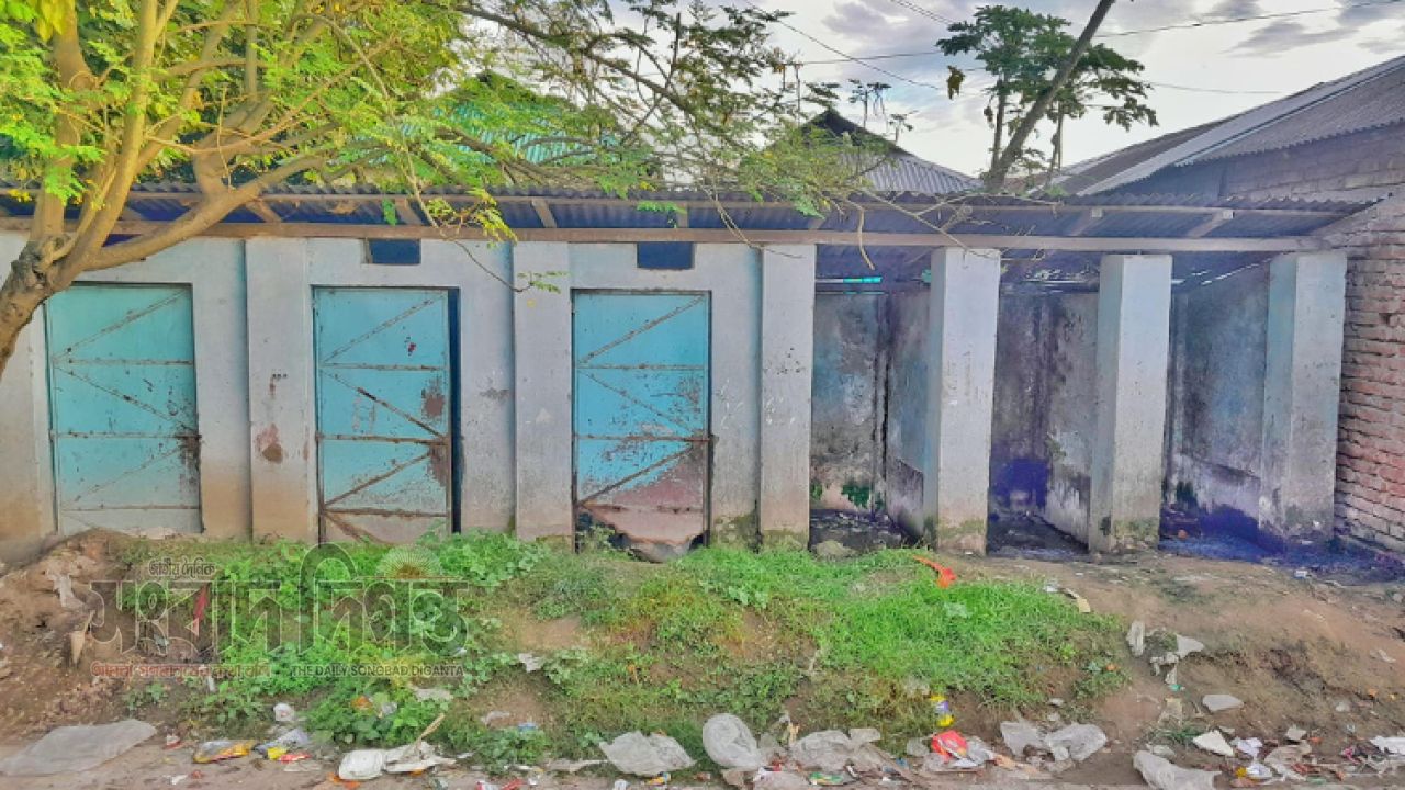 লালমনিরহাট শহরে ১৪ গণশৌচাগারের অধিকাংশই অকেজো, চরম দুর্ভোগে নগরবাসী