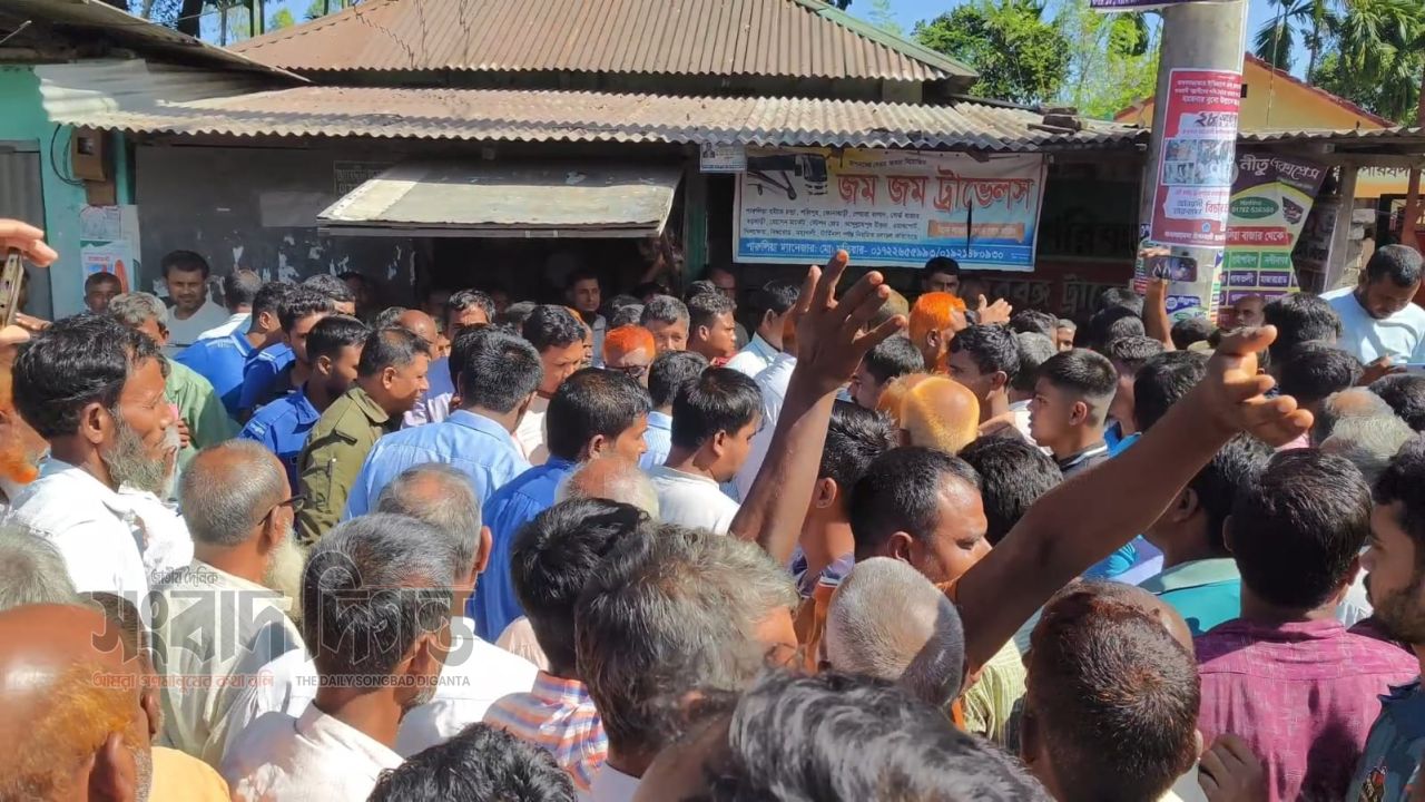 সার না পেয়ে লালমনিরহাটে মহাসড়কে নামলেন কৃষকরা 