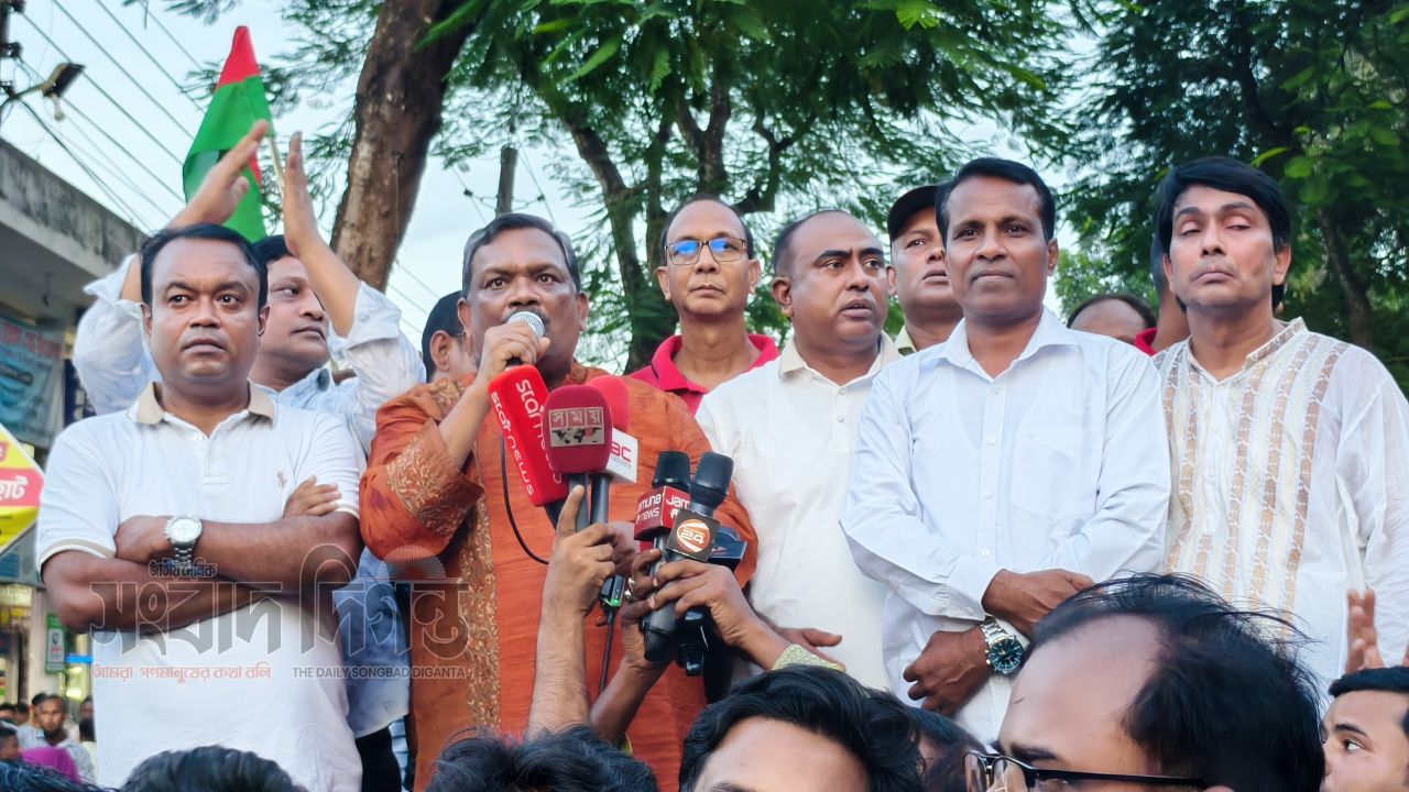 উৎসবের দিনে মানবিকতার নজির গড়ল লালমনিরহাট যুবদল