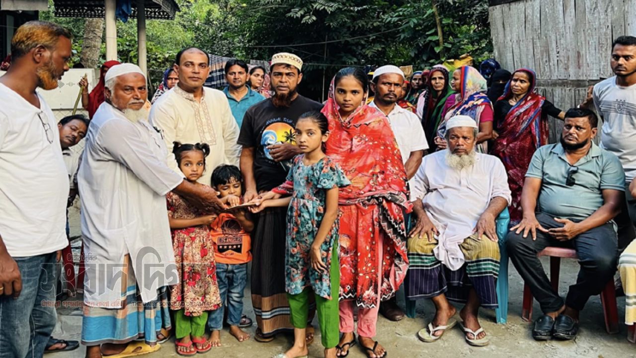 উজিরপুরে নিহত কাওছারের পরিবারের পাশে বিএনপি নেতা আজিজুল সরদার