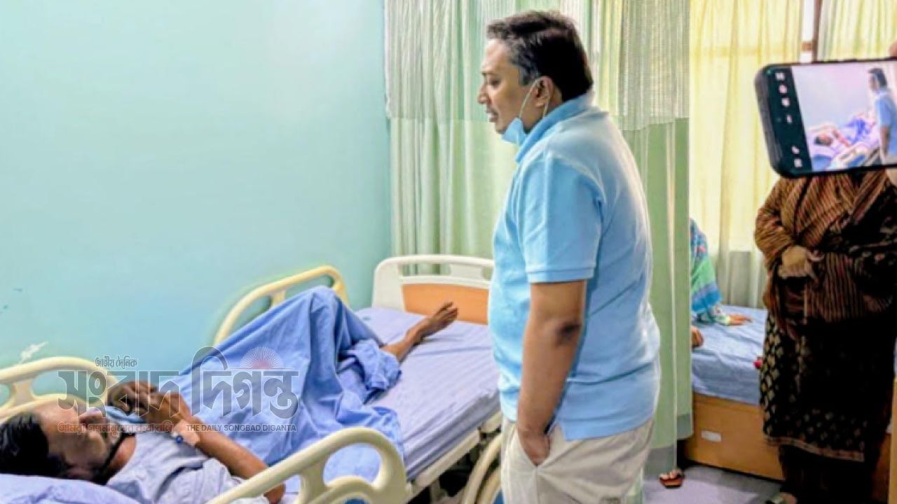 আওলাদ হোসেনের চিকিৎসার খোঁজ নিলেন জেলা প্রশাসক