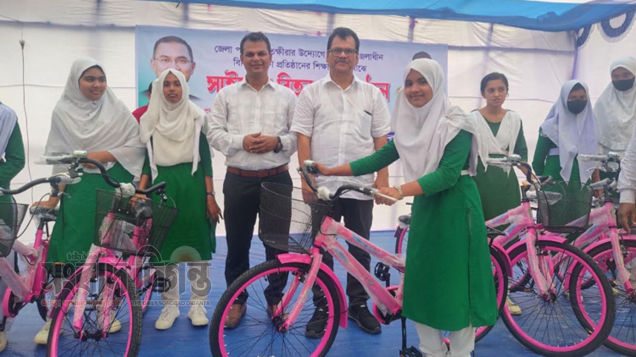 তালায় ৮০ মেধাবী শিক্ষার্থী পেল বিনামূল্যে বাইসাইকেল, উদ্যোগ জেলা পরিষদের