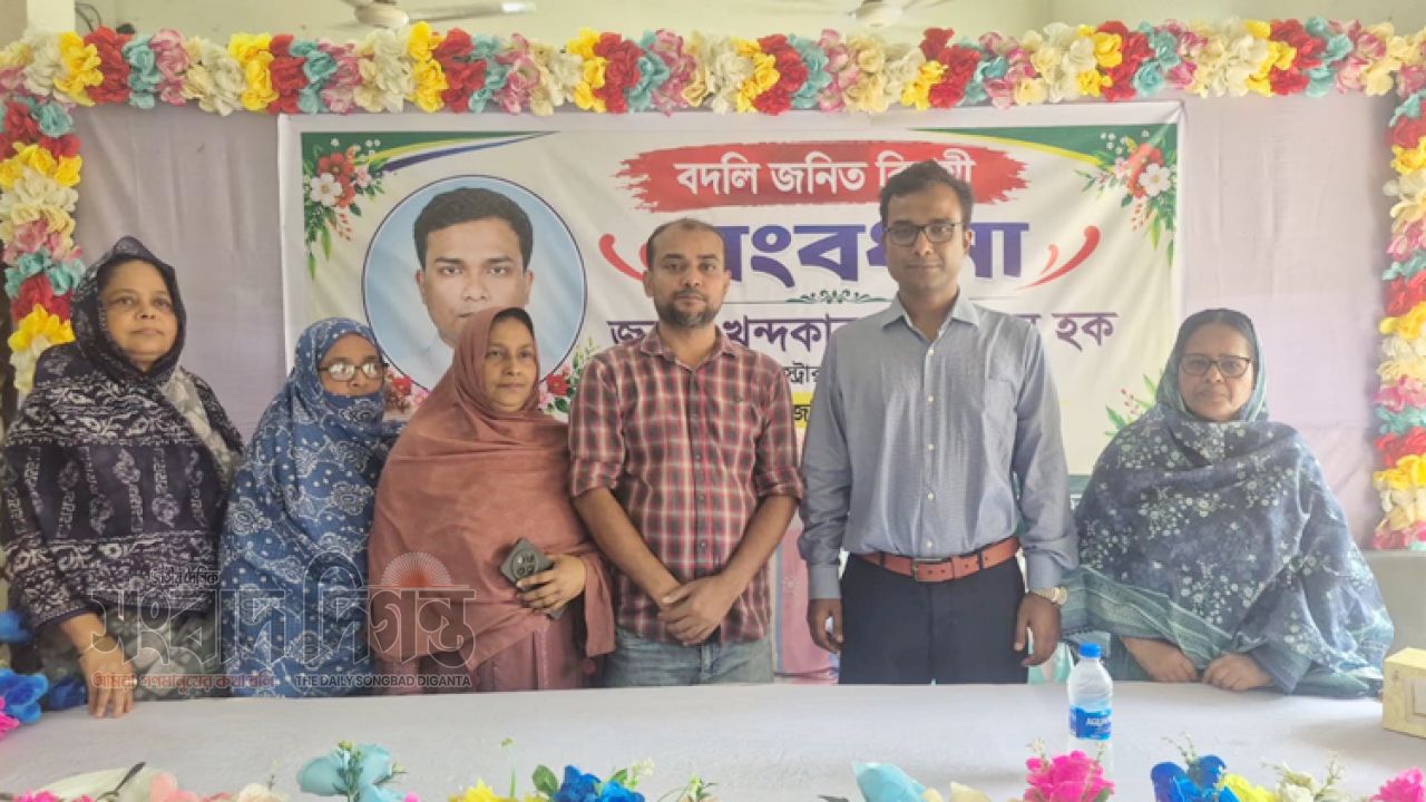 শিবচরে সাব-রেজিস্ট্রার খন্দকার আহসানুল হকের বিদায়ী সংবর্ধনা