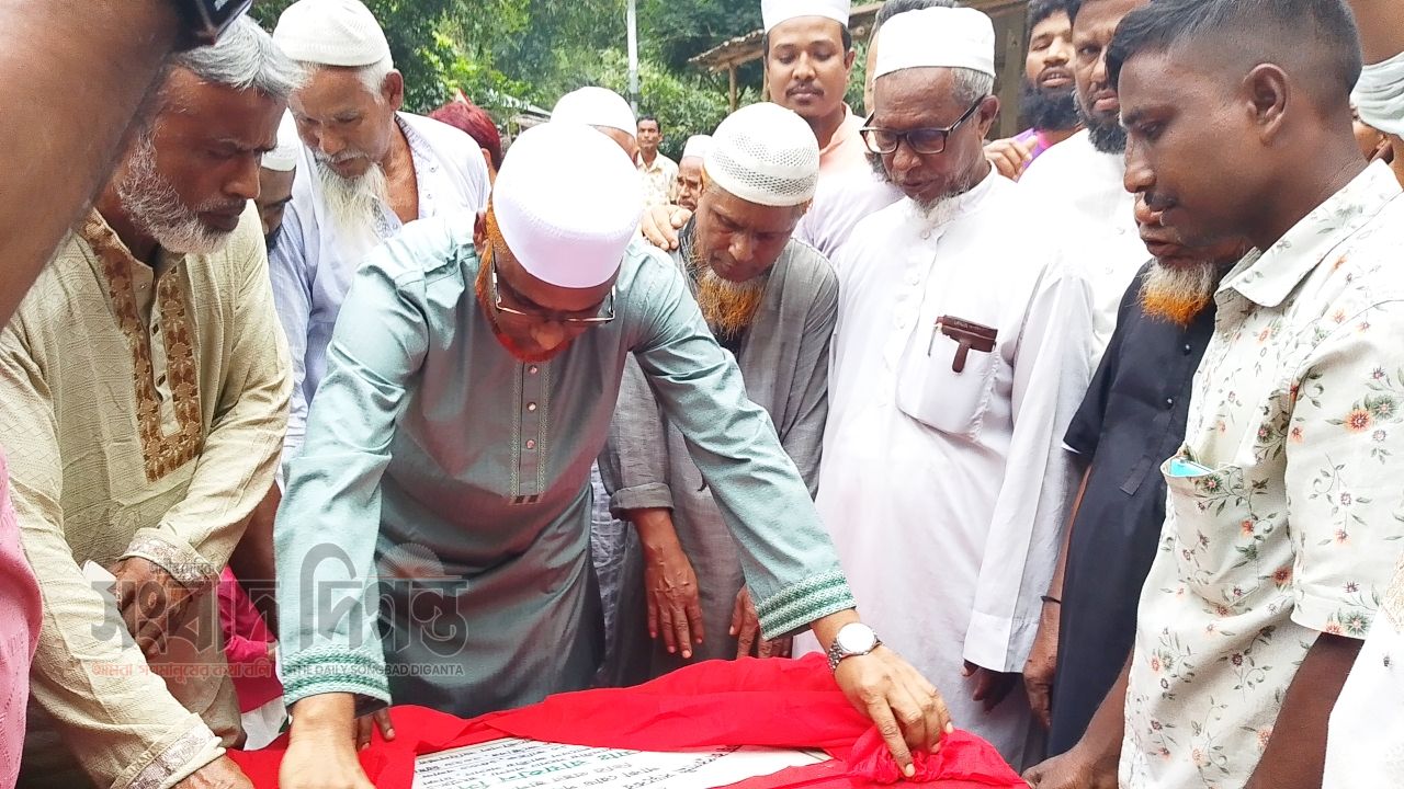 গঙ্গাচড়ায় সড়ক উন্নয়নকাজের ভিত্তিপ্রস্তর স্থাপন করলেন এমপি রায়হান সিরাজী