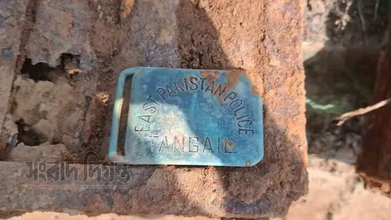 মাটি খননের সময় সন্ধান পাওয়া গেল ‘ইস্ট পাকিস্তান পুলিশ, টাঙ্গাইল’ লেখা দুটি লোহার বাক্স