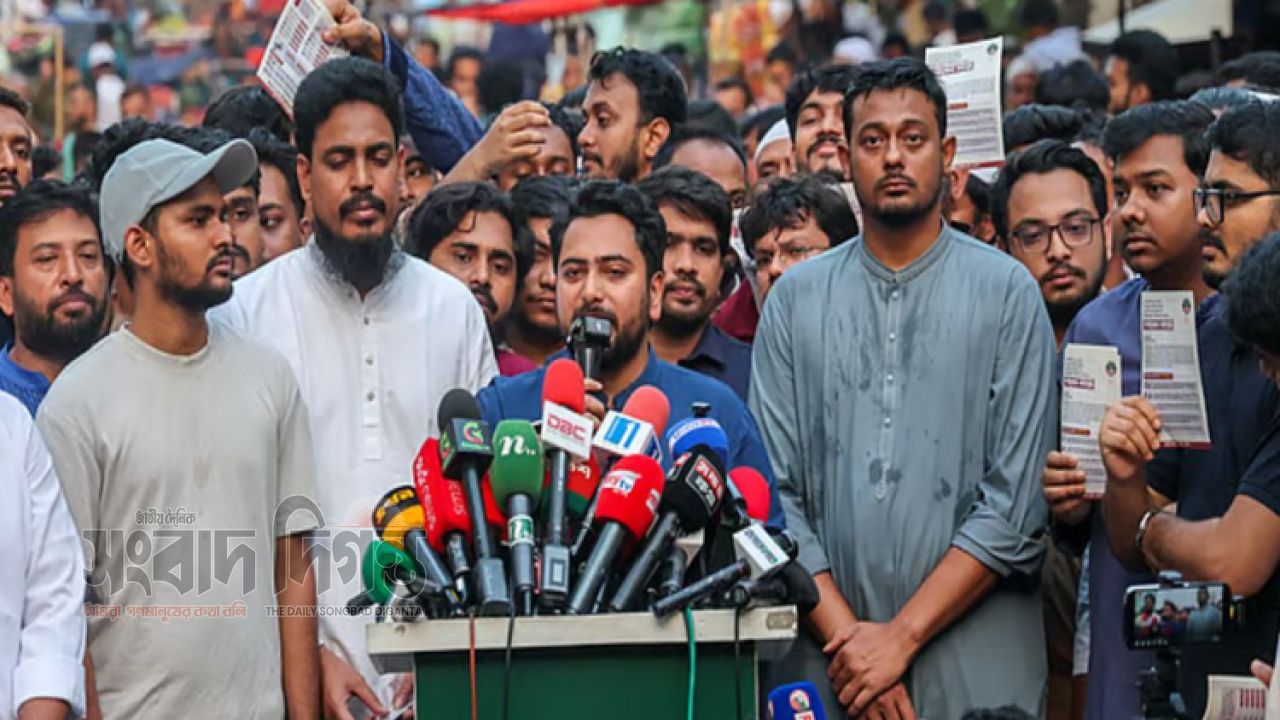 ১১-দলীয় ঐক্যে থেকেও স্বতন্ত্র পরিচয় জোরদারে তৎপর এনসিপি