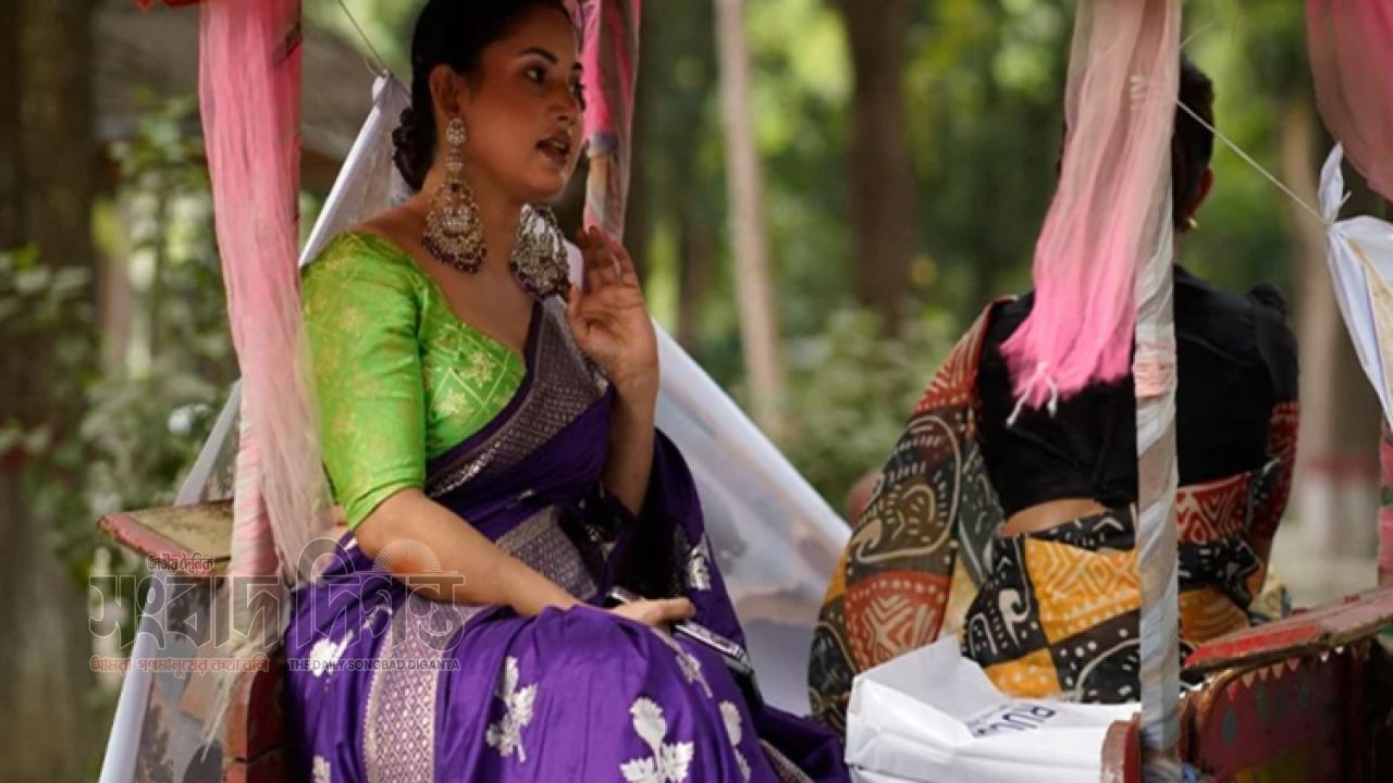 ঘোড়ার গাড়িতে চড়ে ‘চিরকুট’ সিনেমার প্রচারণা