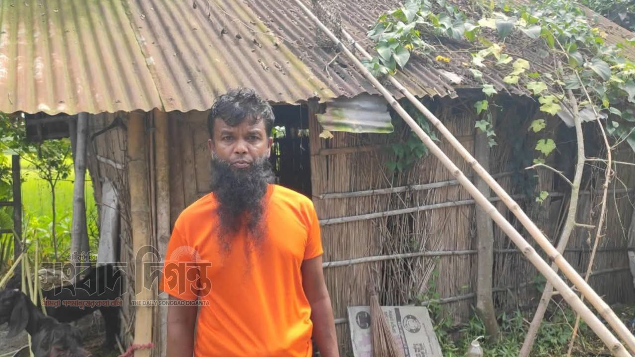 ঘরের দরজা বাইরে থেকে আটকে গরু চুরি