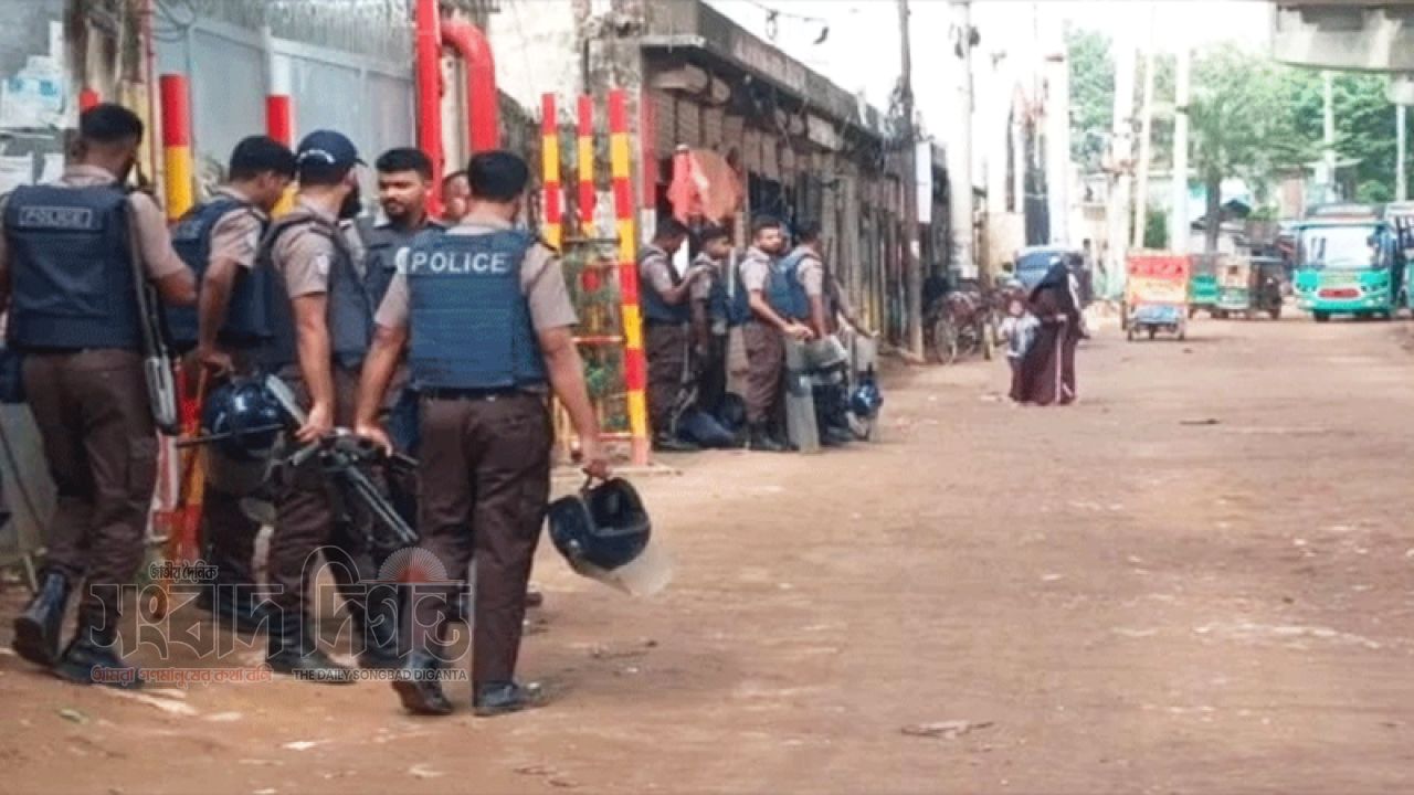 শ্রমিক অসন্তোষে আশুলিয়ায় ভাঙচুর ও ধাওয়া-পাল্টাধাওয়া