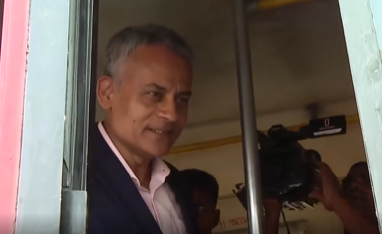 . ‘ঘণ্টার পর ঘণ্টা বসে আছি’: মন্ত্রীর কাছে যাত্রীদের নালিশ