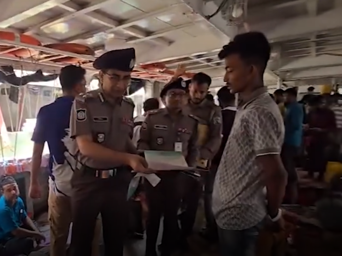 নিরাপদ নৌযাত্রায় সদরঘাট-এ নৌ পুলিশের উদ্যোগ